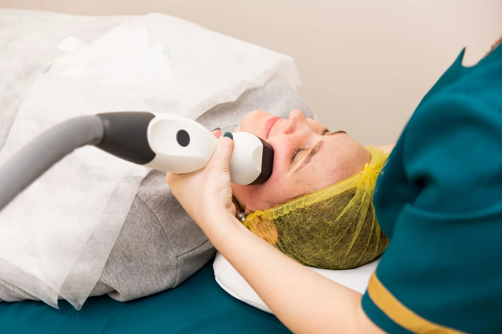 Carbon laser peel treatment session at House of Aetheria, Gurugram
